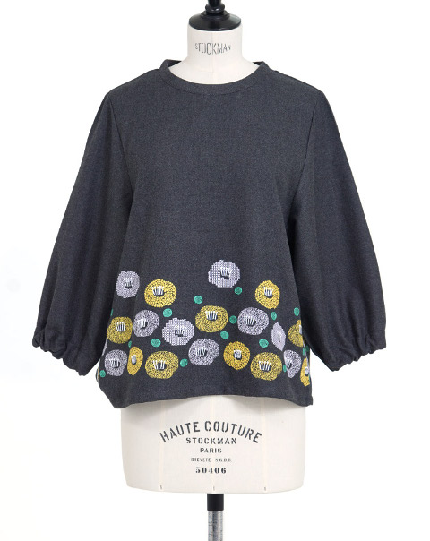 ツバキの刺繍が施されたトップス(灰)